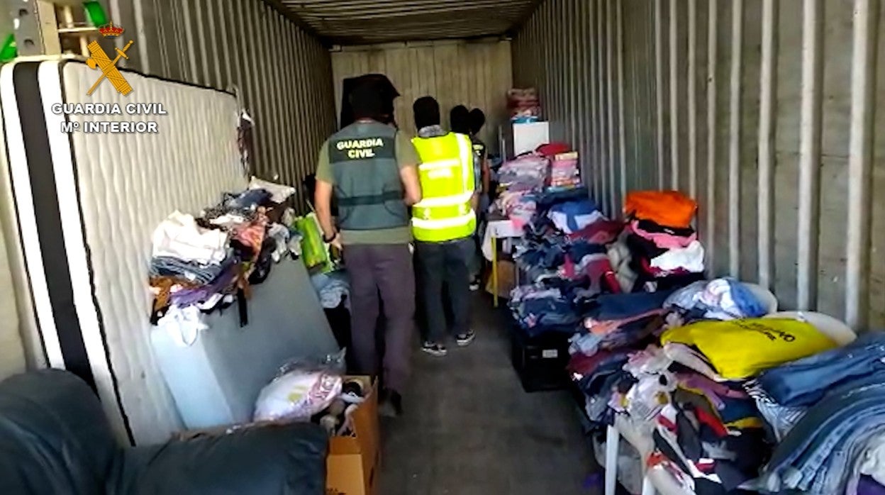 Registro de la Guardia Civil de uno de los contenedores con las donaciones estafadas