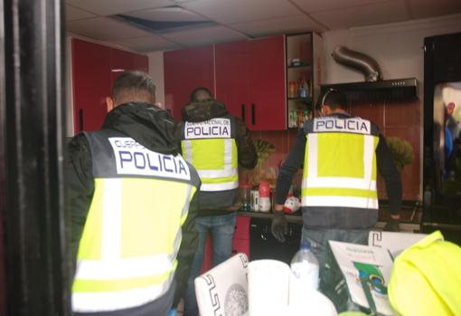 Entrada de los agentes en uno de los domicilios en Orihuela