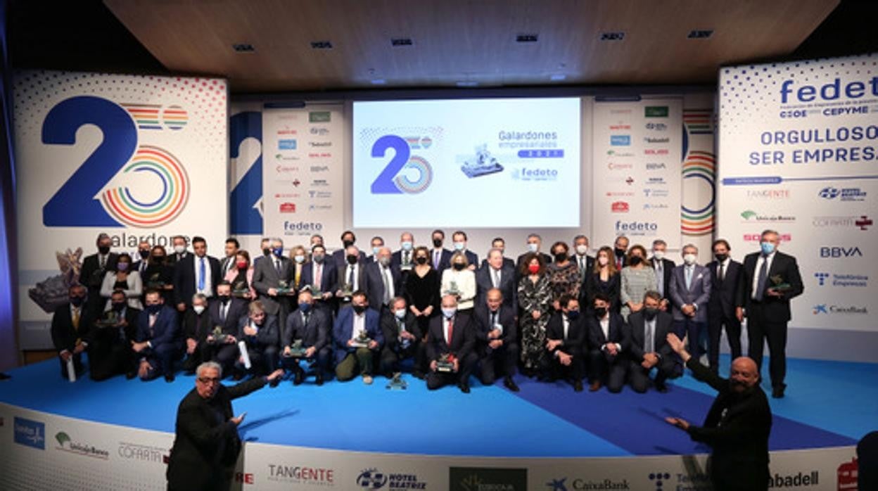 Foto de familia de premiados y patrocinadores en la gala de Fedeto