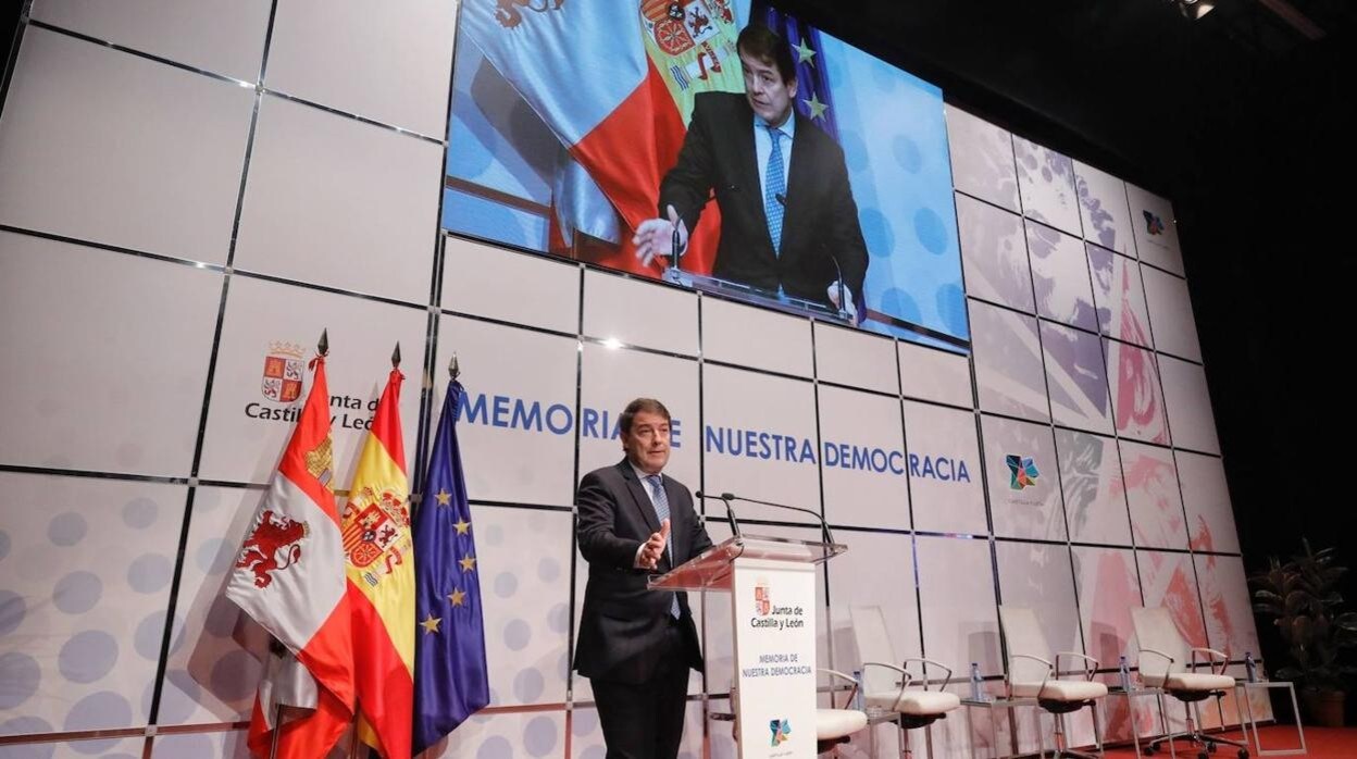 El presidente de la Junta de Castilla y León, Alfonso Fernández Mañueco, inaugura la jornada "Memoria de Nuestra Democracia"