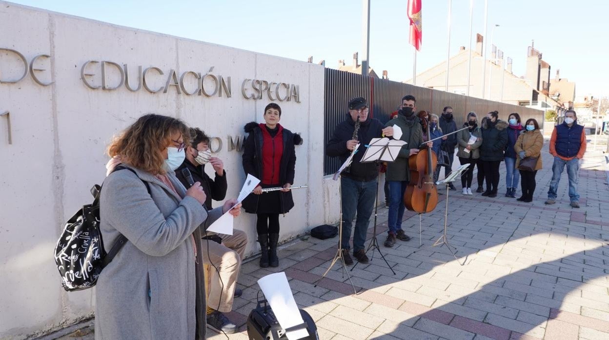 Padres de alumnos del Colegio de Educación número 1 de Valladolid protestan a las puertas del centro