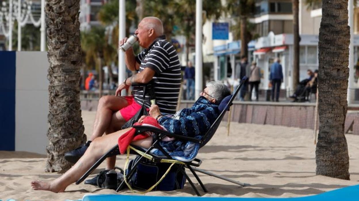 Turistas en la playa de Benidorm esta semana