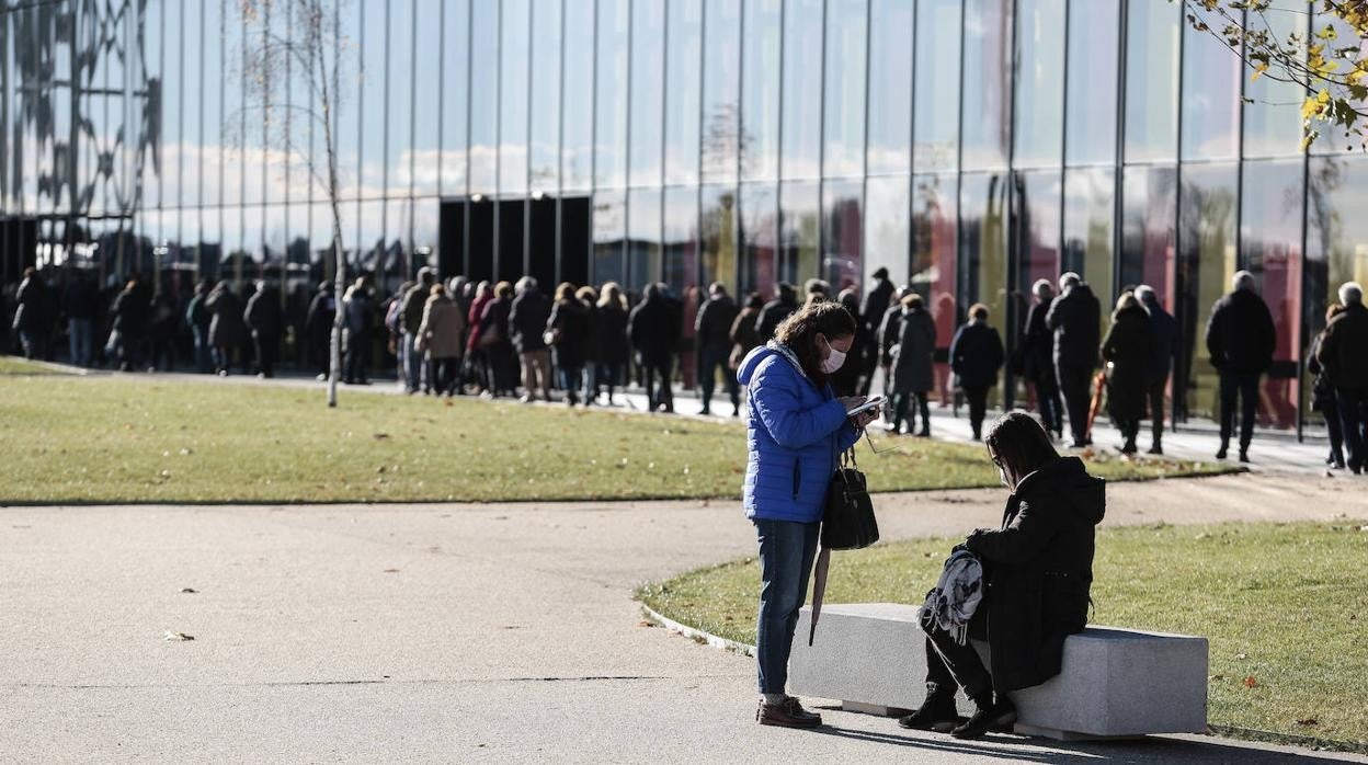 Largas colas en el Palacio de Exposiciones de León para recibir la tercera dosis de la vacuna contra el coronavirus