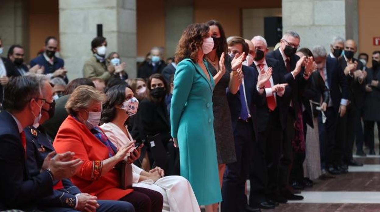 Ayuso, de pie, con Mercedes González sentada a su derecha, ayer en el acto de la Constitución en Sol