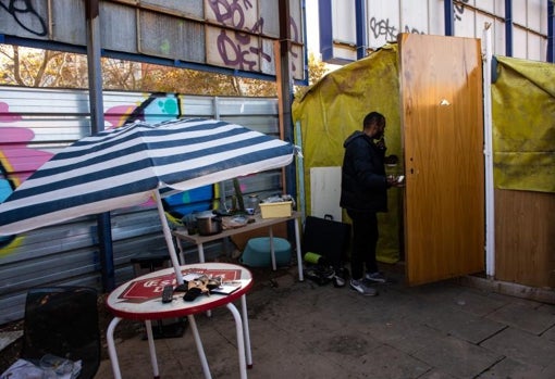 Mirch abre la puerta de su barraca, no muy lejos del puente de Bac de Roda