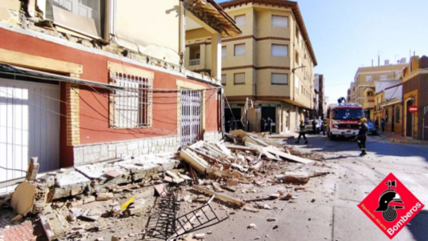 La fachada de un edificio se derrumba sin causar heridos en la localidad alicantina de Almoradí