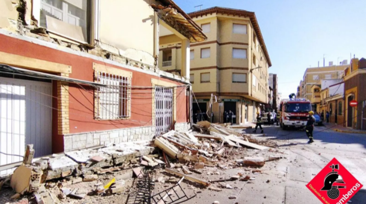 Imagen del edificio en Almoradí del que se ha derrumbado parte de la fachada