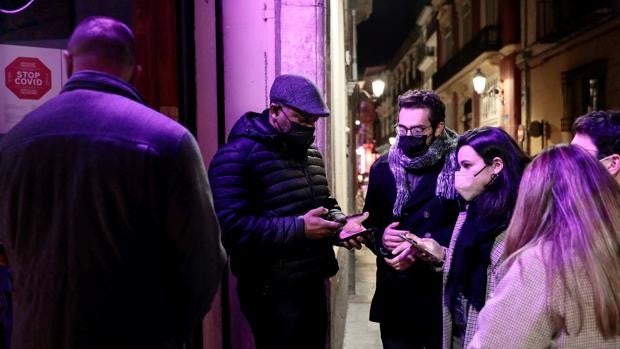 Denuncian actuaciones «desproporcionadas» de la Policía en discotecas de Valencia por la exigencia del pasaporte covid