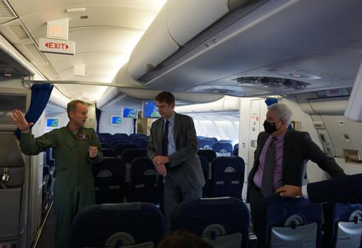 El embajador británico, Hugh Elliott (centro), atiende junto al ministro consejero de la Embajada de EE.UU., Conrad Tribble, las explicaciones del comandante del escuadrón de aviones MRTT de Reino Unido