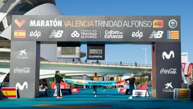 Cherono y Jelagat ganan el Maratón Valencia marcado por la vuelta de los corredores populares