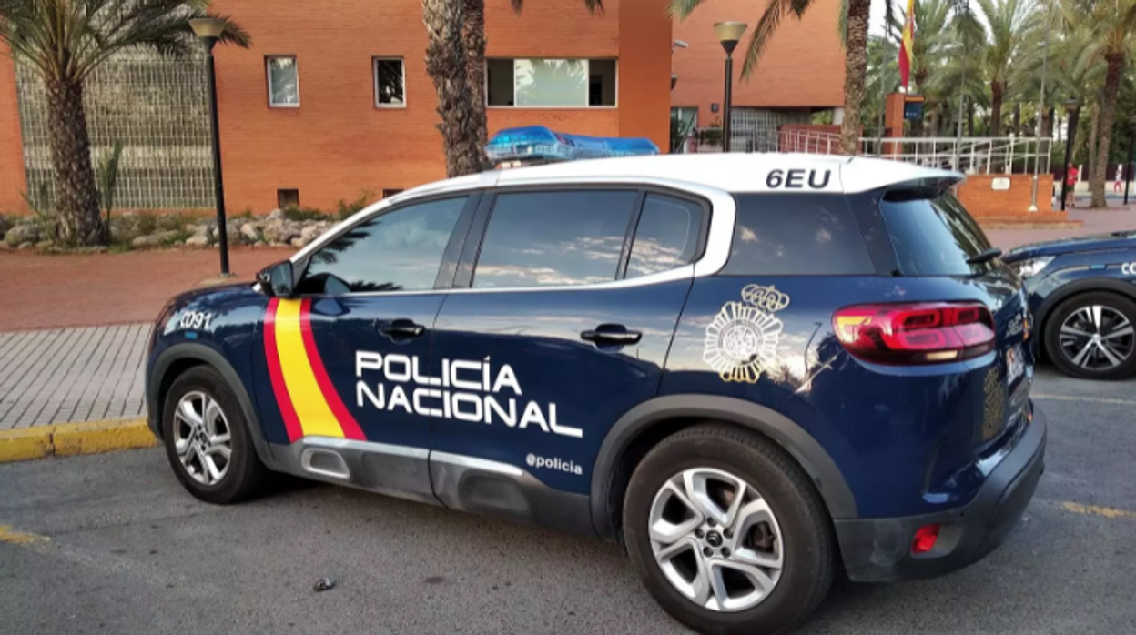 Imagen de recurso de un coche patrulla de la Policía Nacional en Alicante