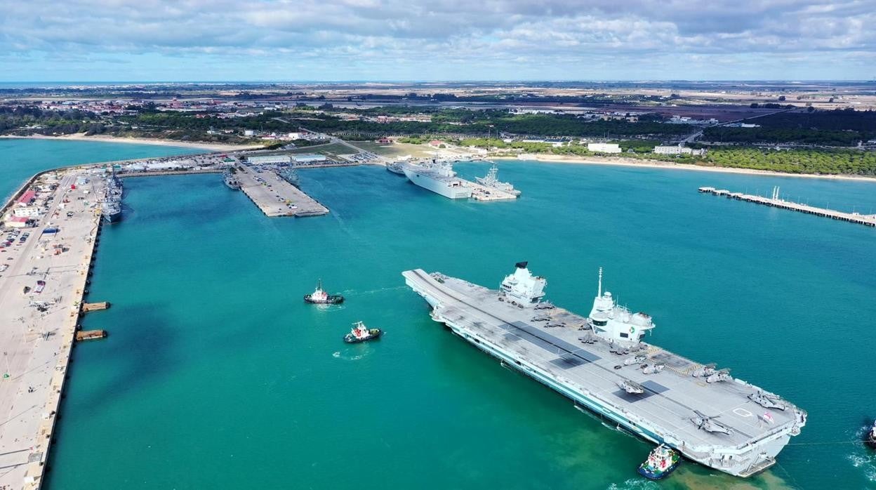El portaaviones 'Queen Elizabeth', a su llegada a la base de Rota, en Cádiz