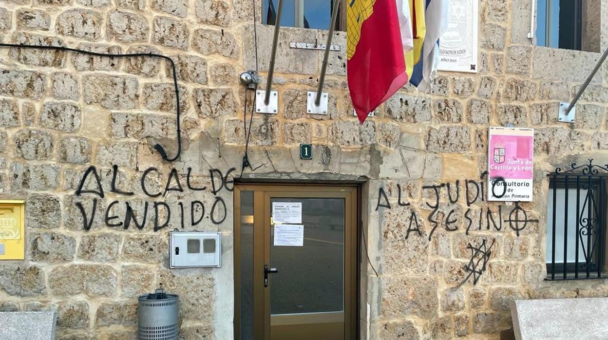 Castrillo Mota de Judíos (Burgos) amanece lleno de insultos y amenazas antisemitas y contra su alcalde