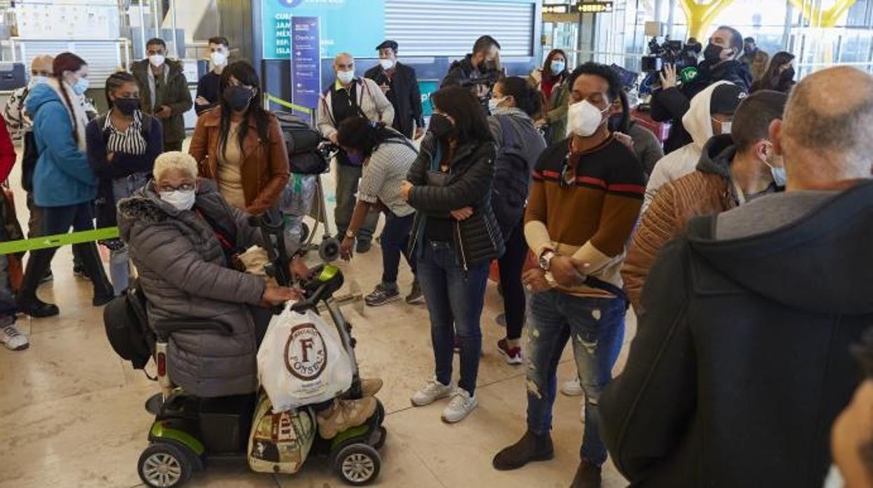 Grupos de pasajeros en el aeropuerto Madrid Adolfo Suárez-Barajas