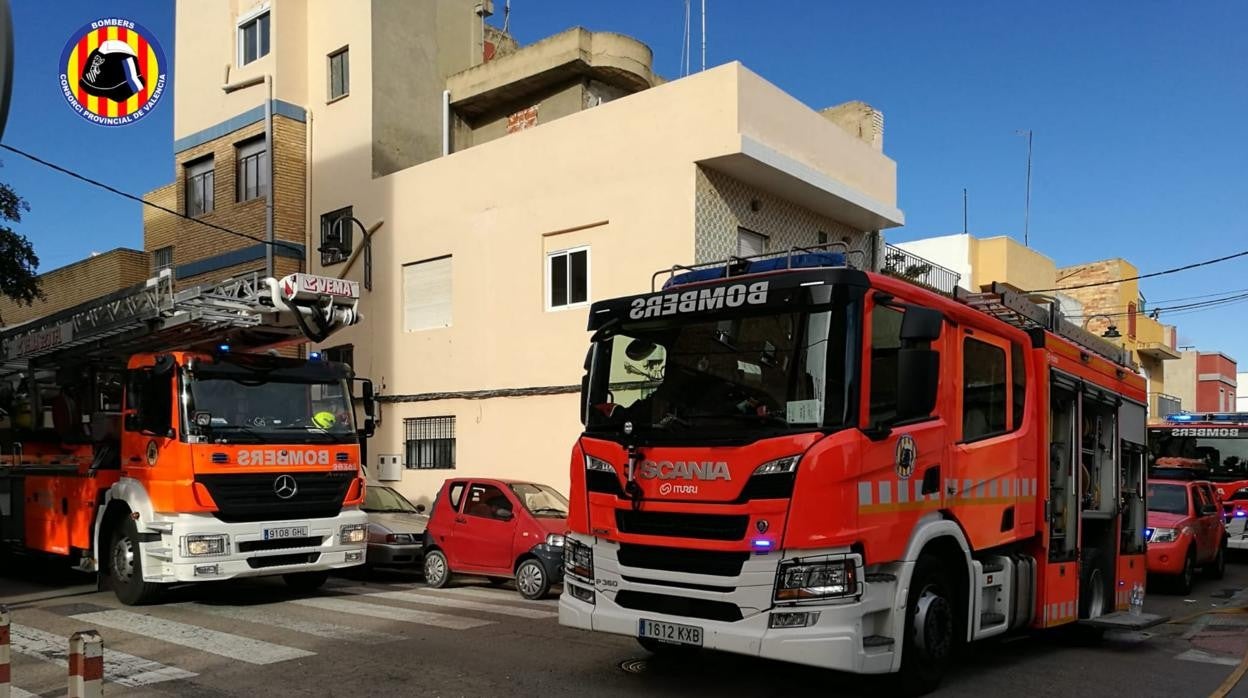 Imagen de los bomberos acudiendo al incendio registrado este lunes en Aldaia (Valencia)