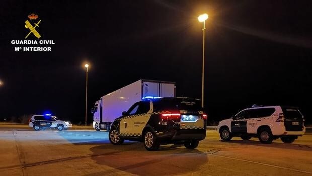 Dos camioneros ayudan a detener a otro ebrio tras cuatro horas de persecución al huir de un accidente en Alicante