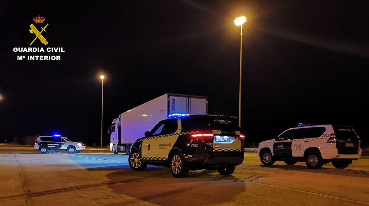 El camión conducido durante cuatro horas a la fuga tras el accidente, interceptado por la Guardia Civil