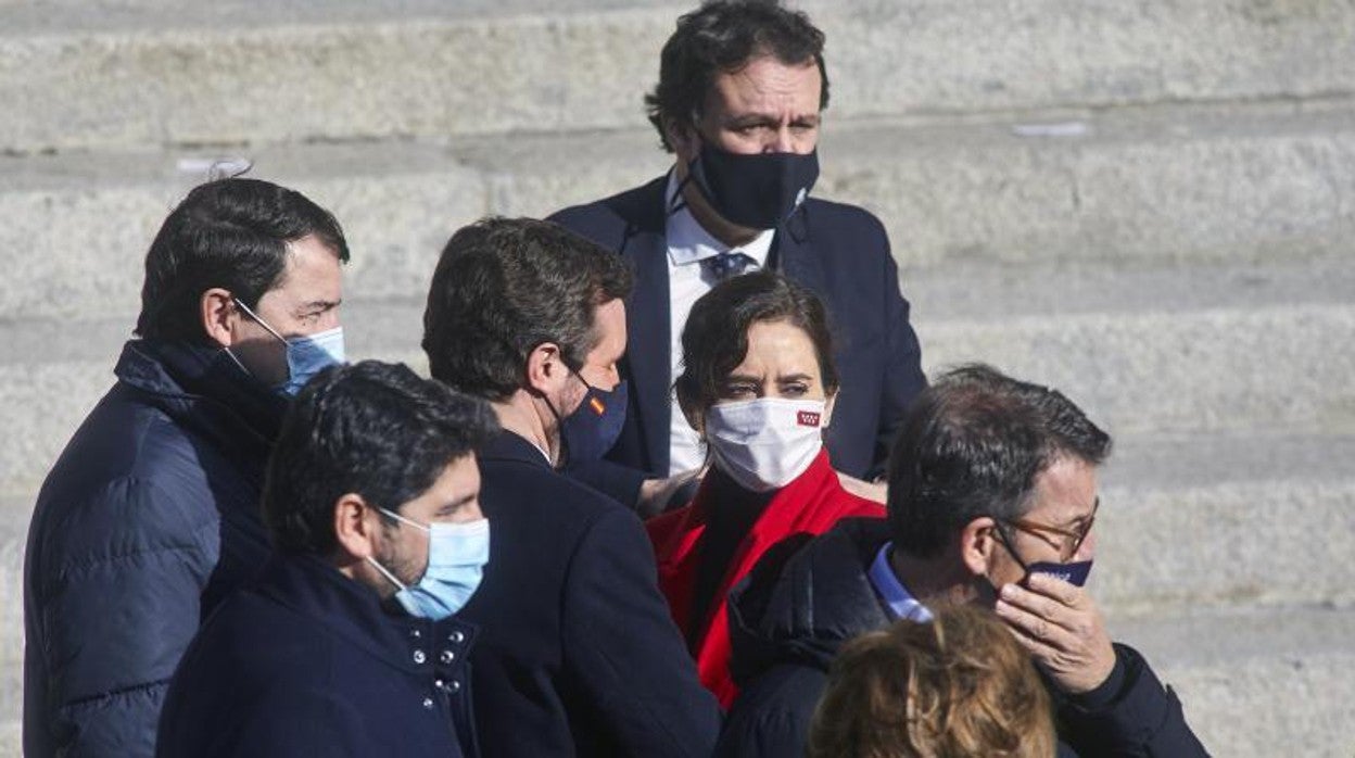 Pablo Casado e Isabel Díaz Ayuso charlaron brevemente tras el acto oficial del Día de la Constitución