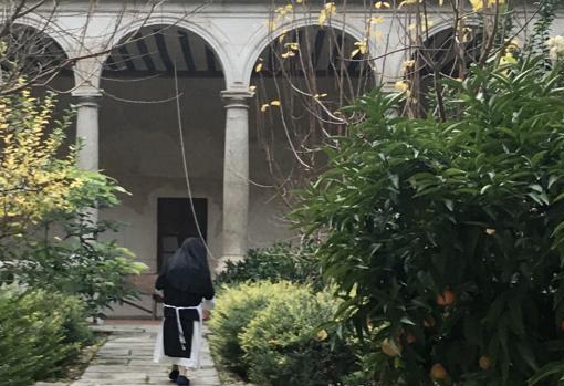 Una monja camina por el claustro del convento de San Clemente de Toledo