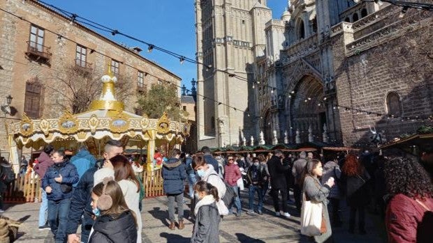 Toledo registra «lleno absoluto» con aglomeraciones en los principales accesos de la ciudad