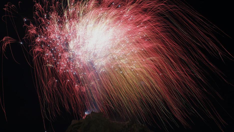 Así lucieron los colores de la bandera de España en Alicante en su Palmera de fuegos artificiales
