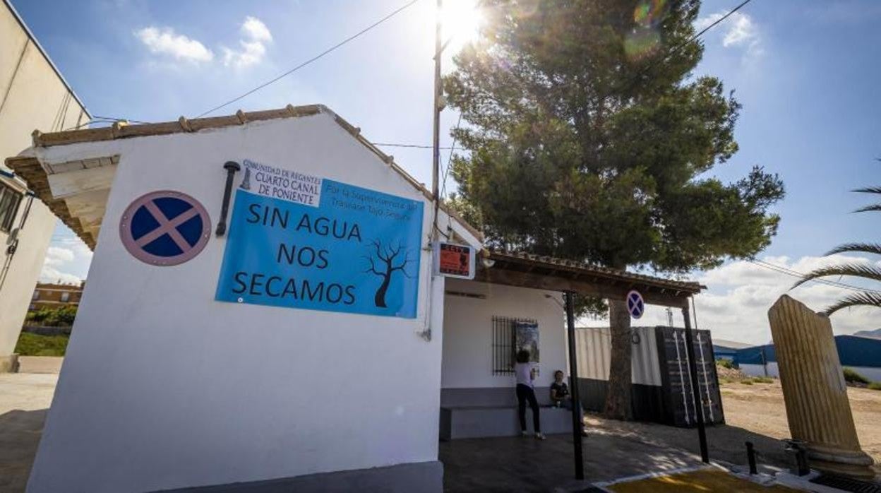 Cartel de protesta por los recortes al trasvase Tajo-Segura en una comunidad de regantes de la Vega Baja alicantina