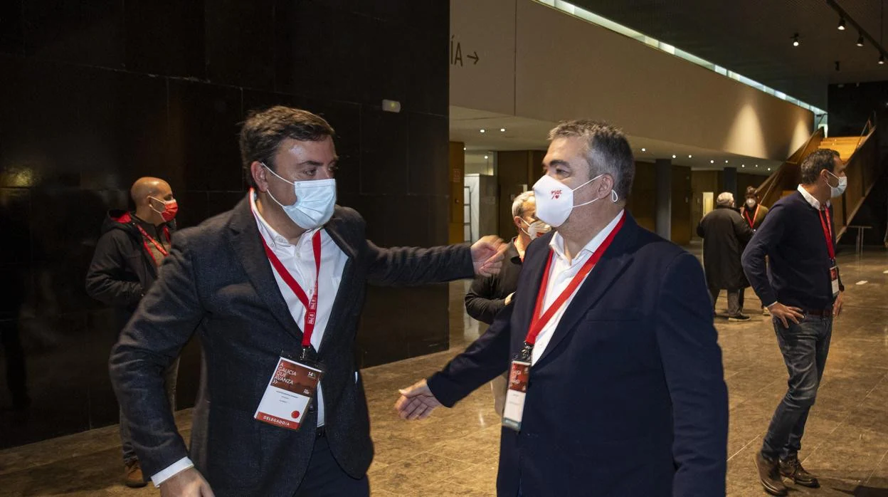 Valentín González Formoso (i) y el secretario de Organización del PSOE, Santos Cerdán (d)