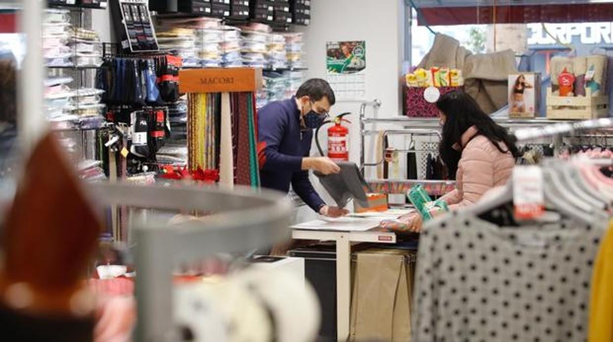 Un dependiente en un comercio