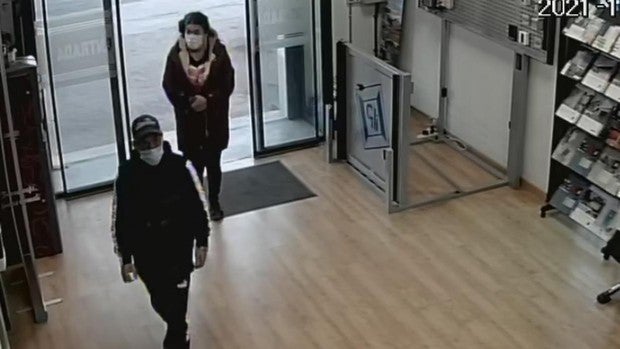 Difunden vídeos de un robo en Torrijos para intentar capturar a los dos ladrones que se llevaron unos 8.000 euros