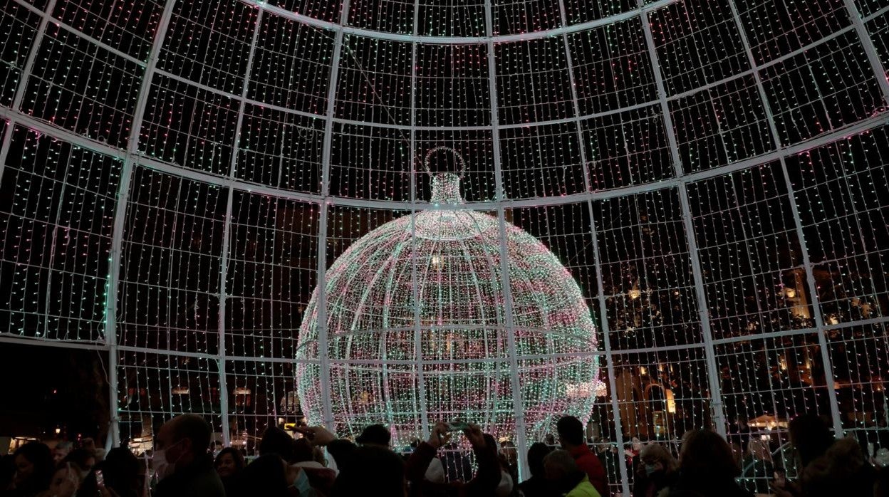 Imagen tomada desde el interior de una de las bolas gigantes navideñas instaladas en la plaza del Ayuntamiento de Valencia