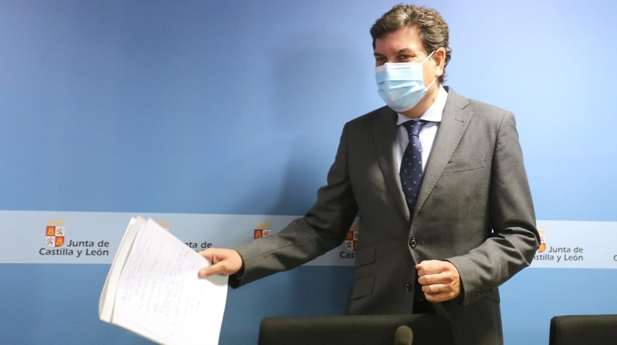 Carlos Fernández Carriedo, antes de l inicio de la rueda de prensa