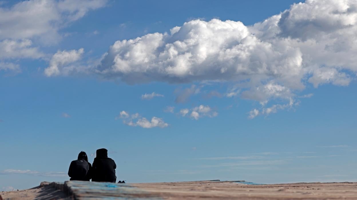 Imagen de dos jóvenes en la playa de la Malvarrosa de Valencia este miércoles