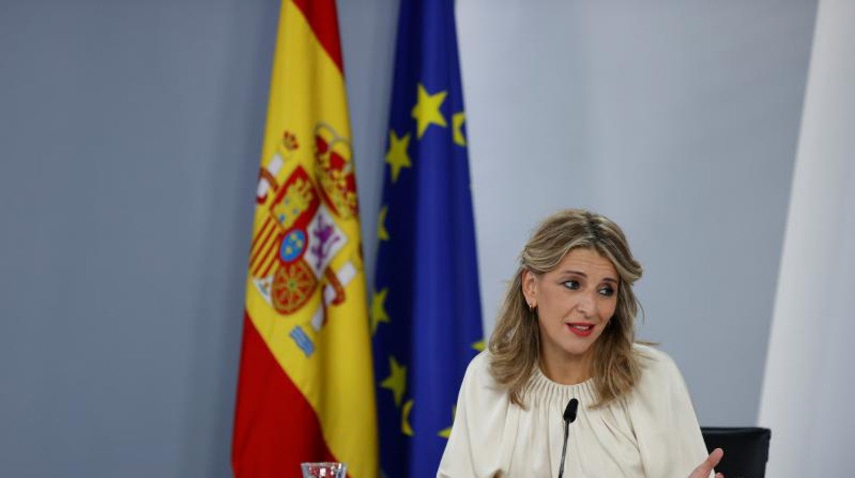 La vicepresidenta segunda del Gobierno y ministra de Trabajo, Yolanda Díaz durante la rueda de prensa tras uno de los últimos Consejos de Ministros