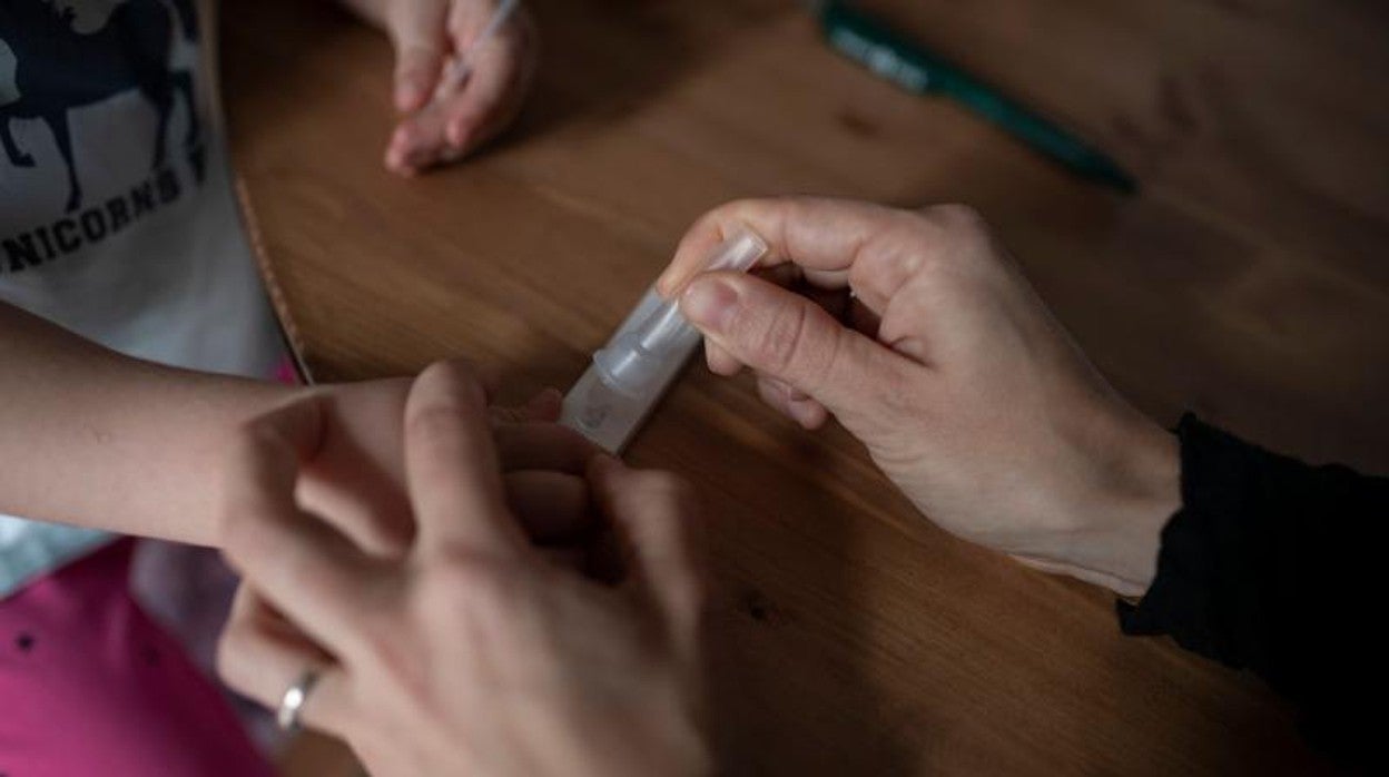 Una madre realizando un test a su hija recientemente en Barcelona