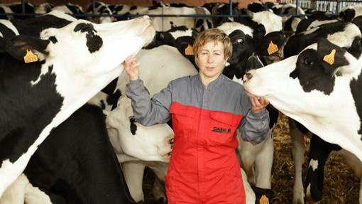 Adoración García en su explotación ganadera