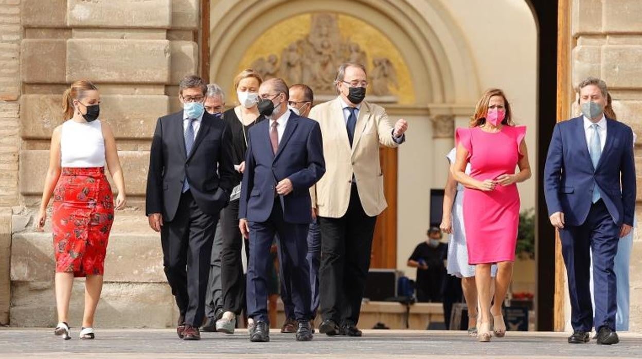 Foto de grupo del Gobierno de Aragón, presidido por el socialista Javier Lambán junto a Podemos, los soberanistas de la Chunta y el PAR