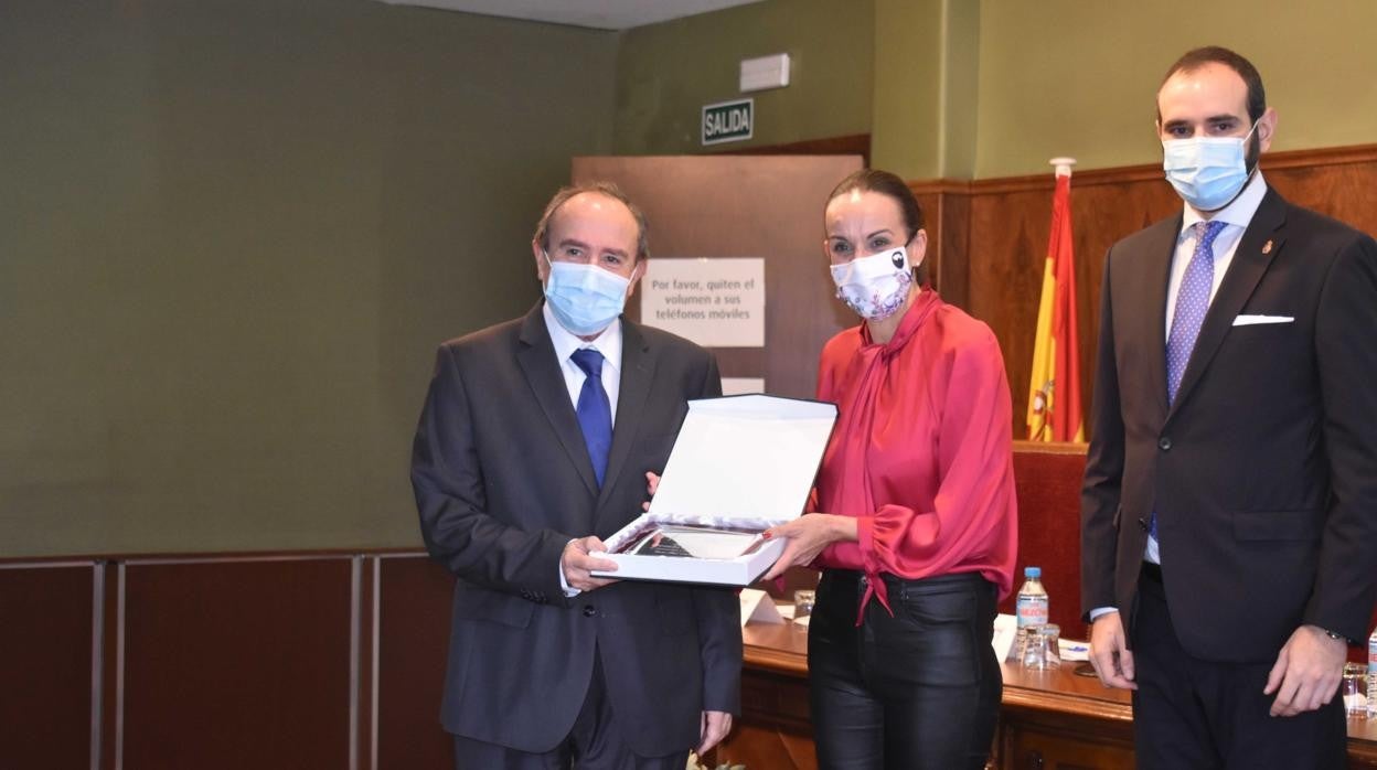 Eva María Masías, alcaldesa de Ciudad Real, entregando reconocimientos