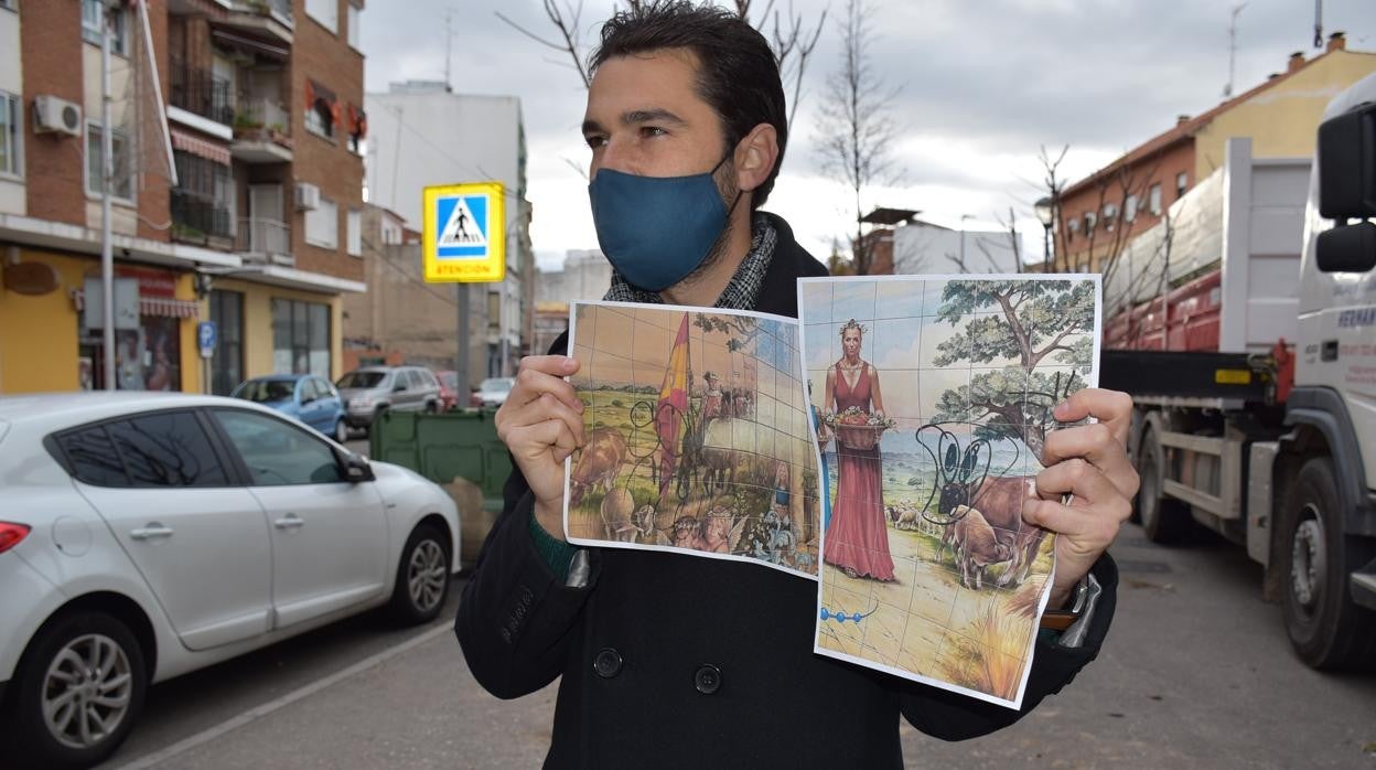 El concejal Sergio de la Llave, con fotografías del mural dañado