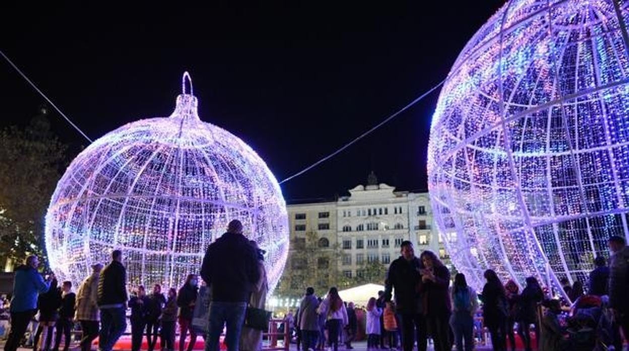 Imagen de la plaza del Ayuntamiento de Valencia iluminada por Navidad