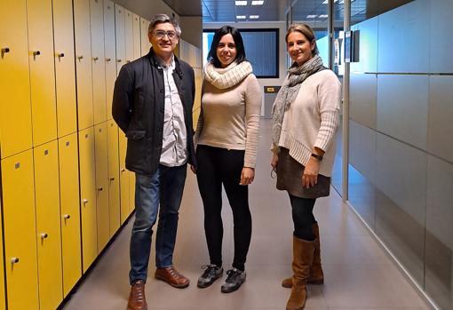 Imagen de los investigadores del Grupo TXP de la CEU UCH Gonzalo Haro, Marta Sánchez Llorens y María Isabel Marí, coautores del estudio