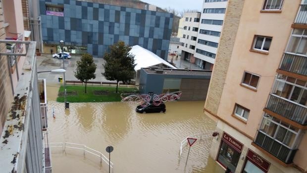 Carreteras, calles y portales y negocios anegados