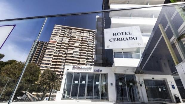 La sexta ola del coronavirus cierra el 50% de los hoteles de Benidorm y arruina la campaña de Navidad