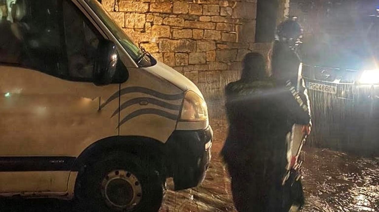 Imagen enviada por Guardia Civil del rescate de una mujer y siete pequeños de una vivienda que se inundaba.