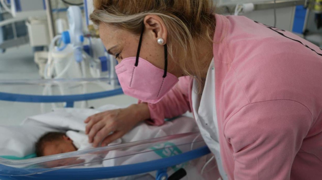 Una madre observa a su hijo recién nacido en el Hospital Universitario de Toledo