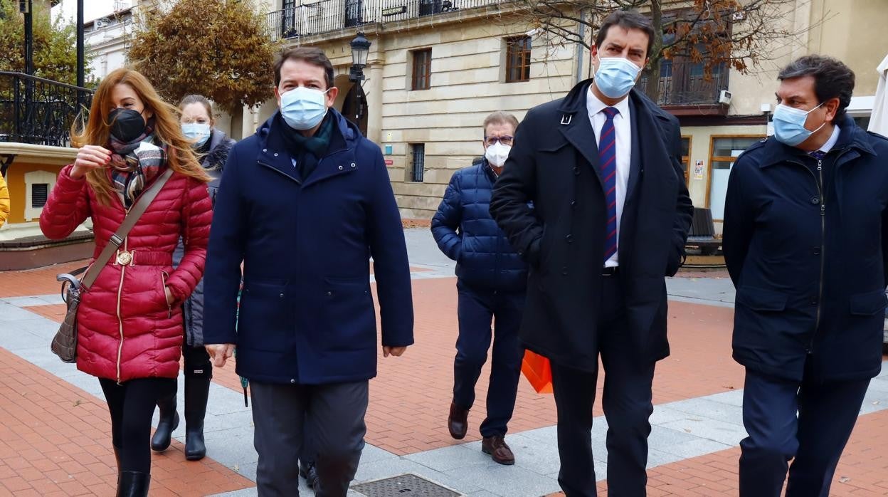 El presidente de la Junta de Castilla y León, Alfonso Fernández Mañueco, visita el Ayuntamiento de Miranda de Ebro acompañado por varios consejeros