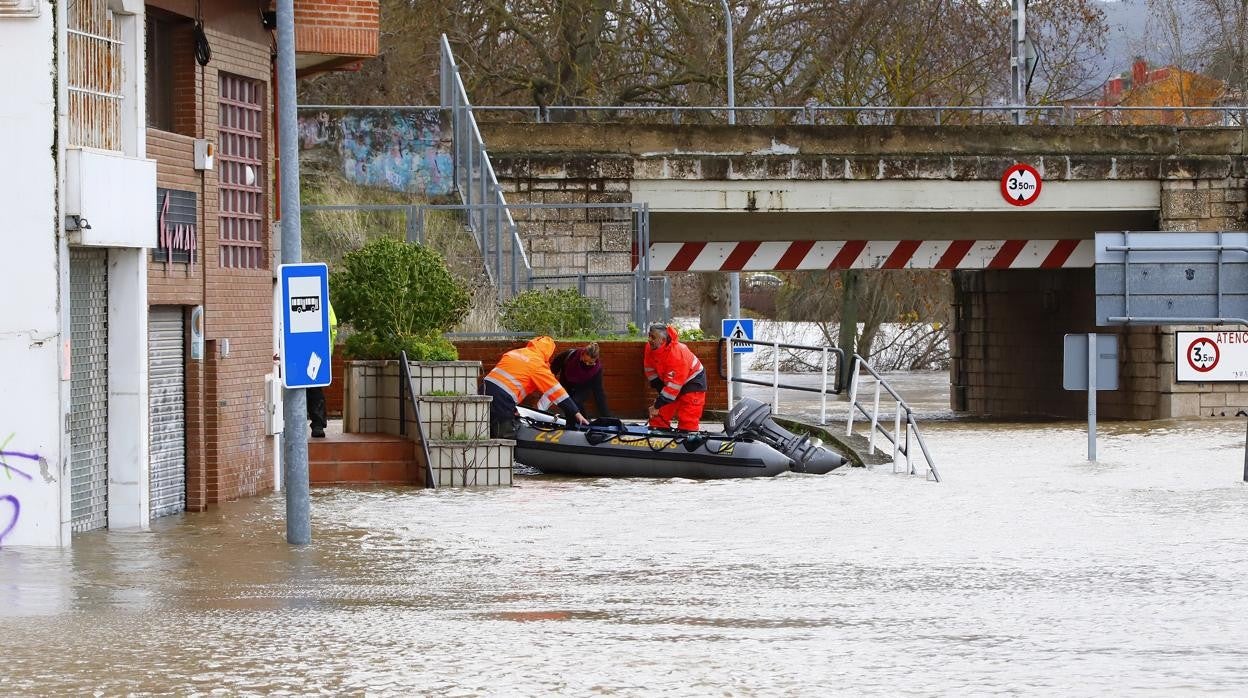 Servicios de emergencia en una calle de Miranda