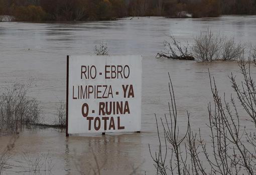 Cartel de queja y reivindicación en el tramo aragonés del Ebro