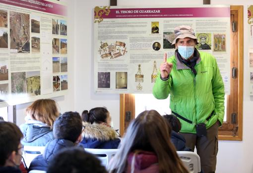 El arqueólogo Juan Manuel Rojas, director de las excavaciones, realiza una gran labor divulgativa con colegios e institutos