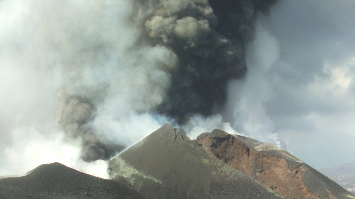 Momento de repunte de emisión de cenizas experimentado hoy