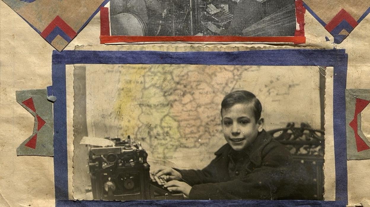 Cristino García de niño ante una máquina de escribir. Archivo Municipal de Toledo